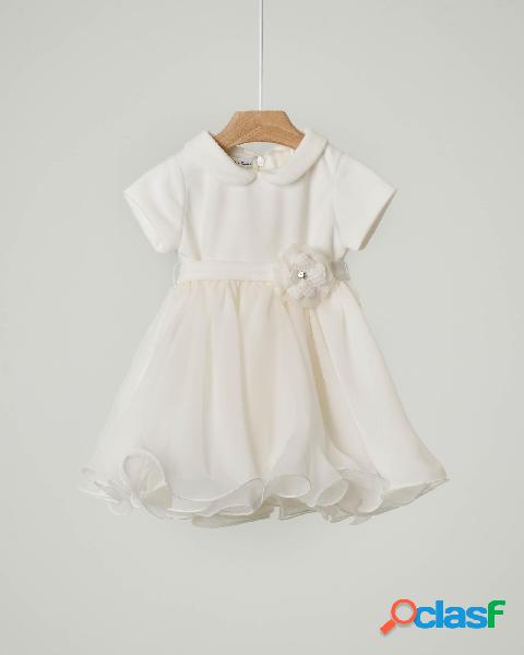 Abito bianco con gonna in tulle ondulata e cintura con