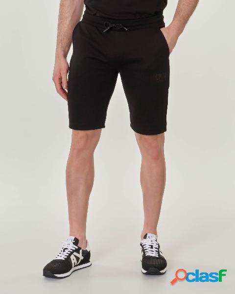 Bermuda nero in cotone interlock con logo scritta