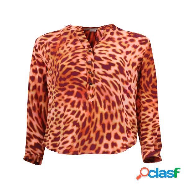 Camicia in seta a stampa leopardata nei toni del rosa e