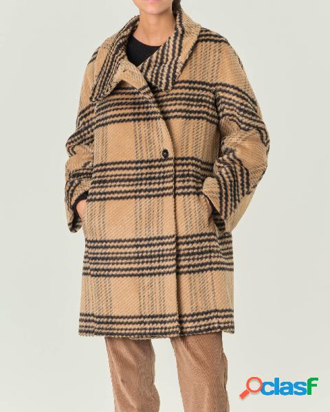 Cappotto doppiopetto color cammello in misto lana a fantasia