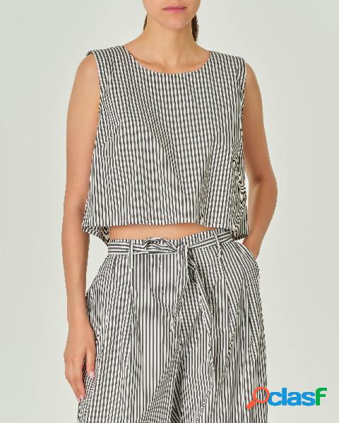 Crop top senza maniche in a micro righe bianche e nere