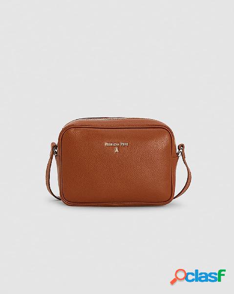 Cross bag color cuoio in pelle effetto martellato con