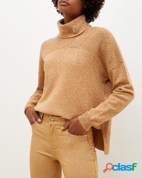 Dolcevita color cammello oversize in misto lana e cotone con