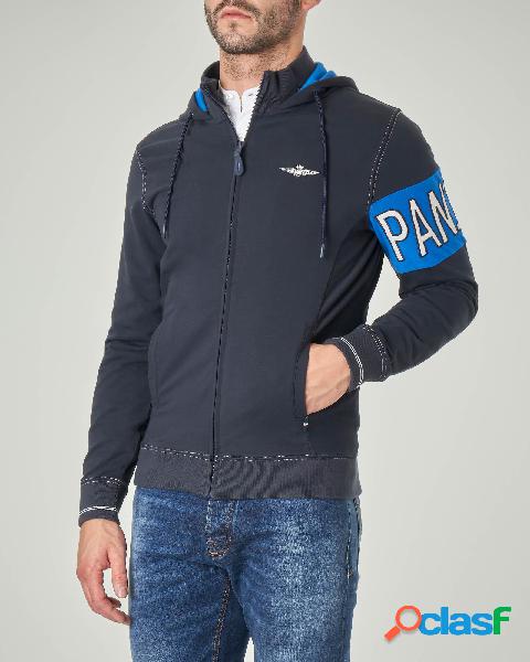 Felpa blu con cappuccio e chiusura zip con fascia sul