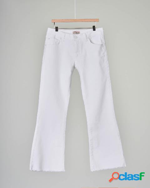 Jeans bianco con vita media e gamba a zampa sfrangiata 34-42
