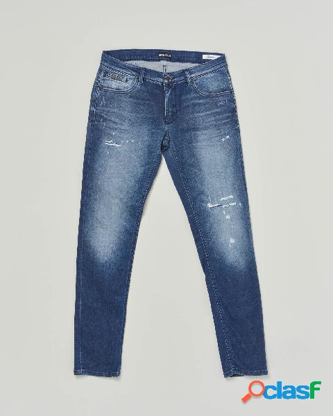 Jeans lavaggio medio stone washed con microrotture e