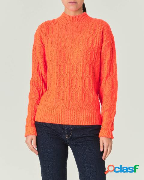 Maglia arancione a trecce in misto lana con collo in piedi