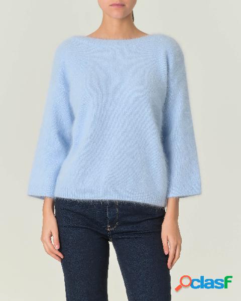 Maglia azzurra in angora con strass applicati sulla spalla e