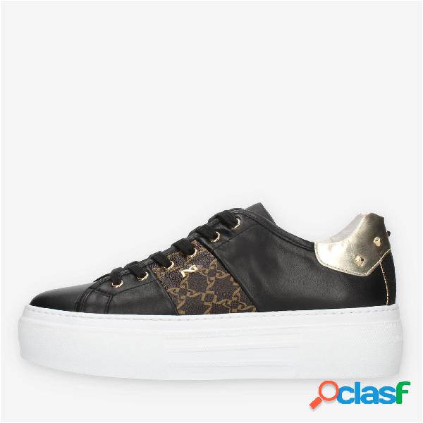 Nero Giardini Sneakers nere da donna con borchie