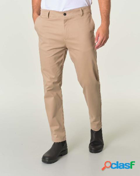 Pantalone beige in gabardina di cotone stretch con tasconi