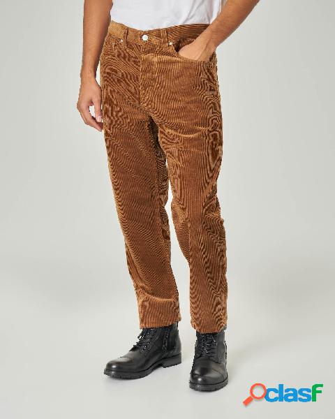Pantalone carrot-fit color cammello in velluto