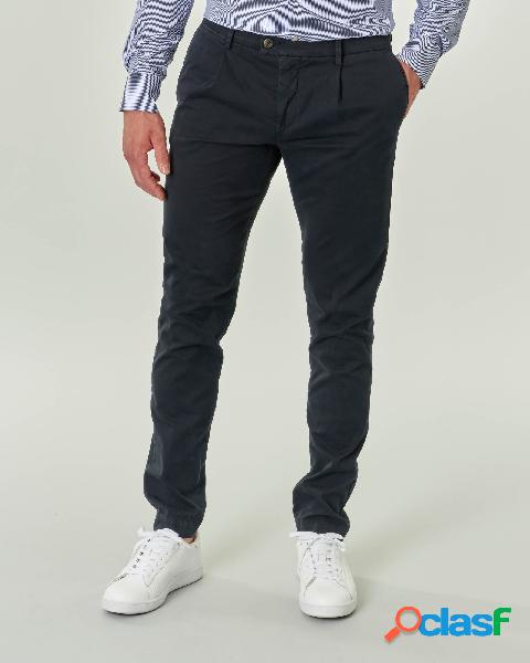 Pantalone chino blu micro armatura di cotone stretch con una