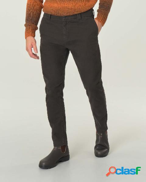 Pantalone chino marrone in cotone stretch micro armatura