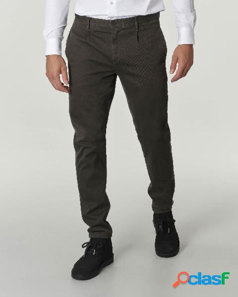 Pantalone chino verde scuro carrot fit in tessuto diagonale