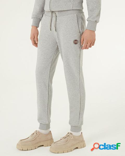 Pantalone grigio in felpa di cotone con logo bollo applicato