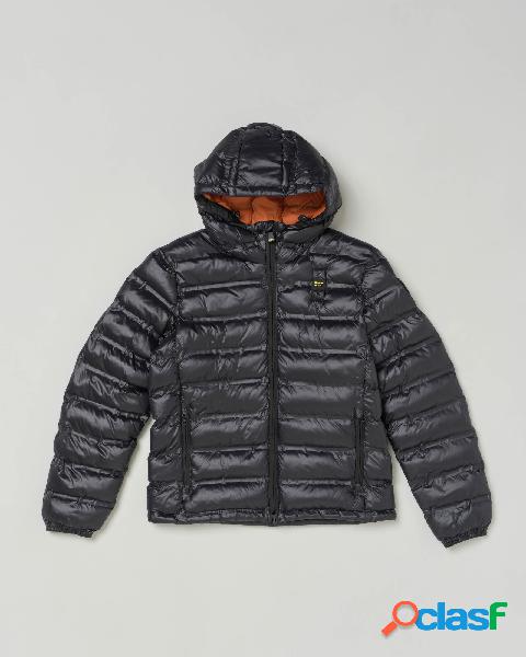 Piumino nero in nylon con cappuccio fisso e trapuntatura
