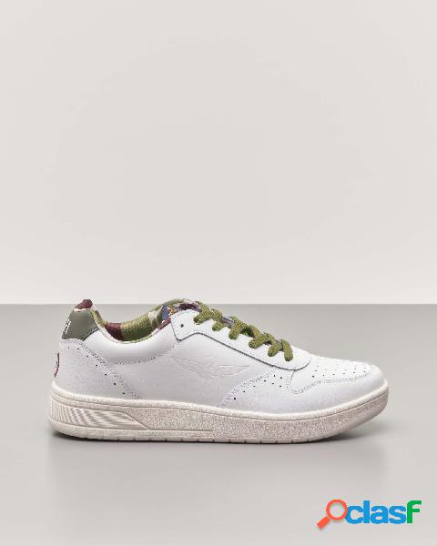 Sneakers bianche in ecopelle con stringhe verdi militare e
