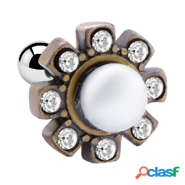 Tragus piercing con antique gold attachment e brillantino