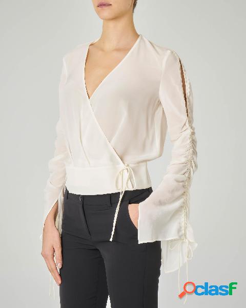 Blusa bianca in seta con scollo a V e maniche lunghe