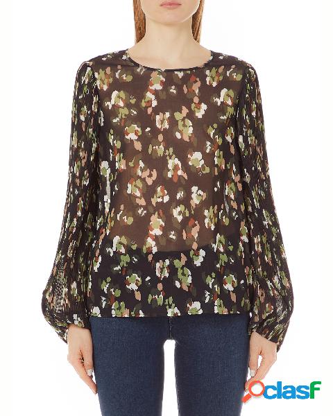 Blusa nera in georgette a fantasia camouflage con scollo a