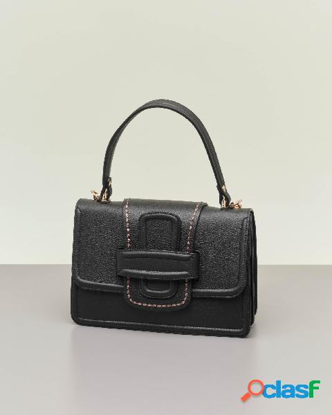Borsa a mano nera in pelle martellata con patta magnetica e