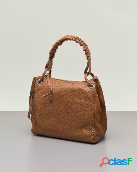 Borsa a spalla color cuoio in pelle martellata con manico