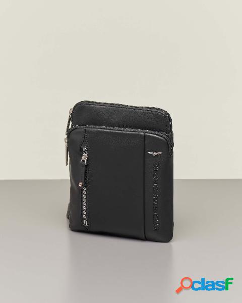 Borsa a tracolla nera in pelle liscia con tasca frontale a