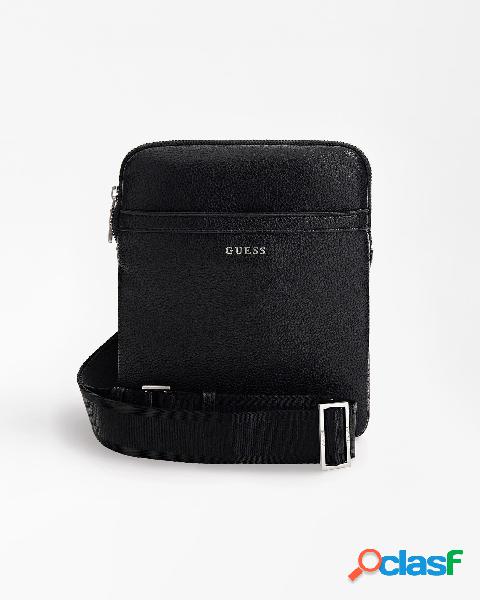 Borsa nera in similpelle martellata con tracolla regolabile