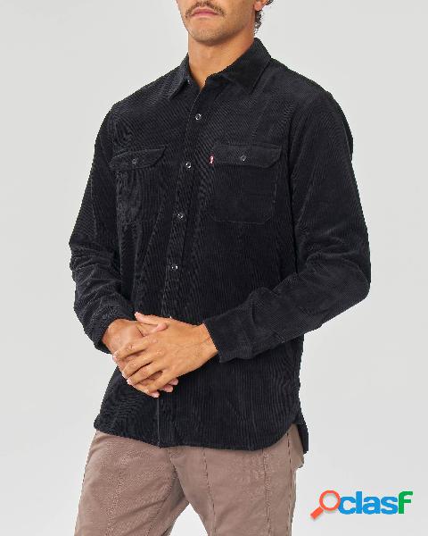 Camicia nera in velluto millerighe con taschini