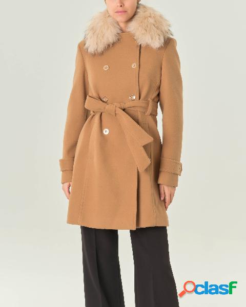 Cappotto color cammello con rever staccabile in pelliccia