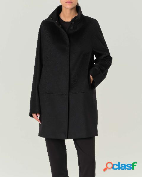 Cappotto nero in pura lana vergine con colletto in piedi e