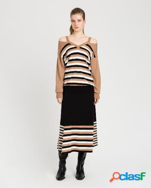 Gonna midi svasata nera in maglia di misto lana con righe