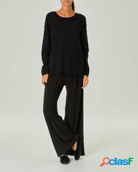 Maglia lunga nera in viscosa stretch con scollo tondo e