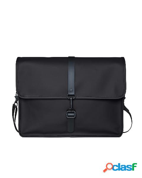 Messenger bag nera con chiusura a moschettone sulla patta e