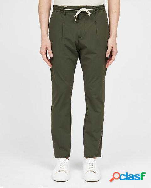 Pantalaccio verde militare in tessuto tecnico stretch con