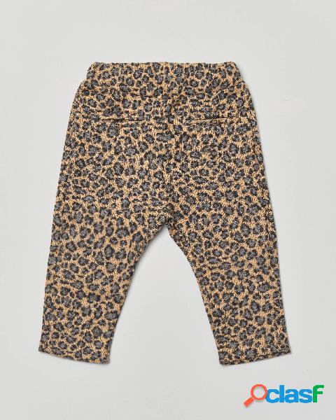 Pantalone animalier con taschine a filo con bottone davanti