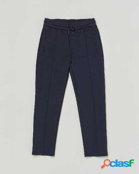 Pantalone blu in tessuto stretch con pince e coulisse in