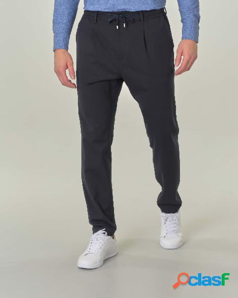 Pantalone chino blu carrot fit in sallia di misto lana