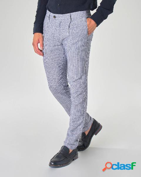 Pantalone chino blu gessato in misto lino e cotone con una