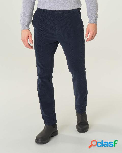 Pantalone chino blu in velluto millerighe di cotone stretch