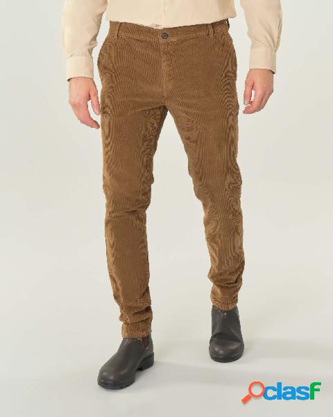 Pantalone chino cammello in velluto di cotone stretch a