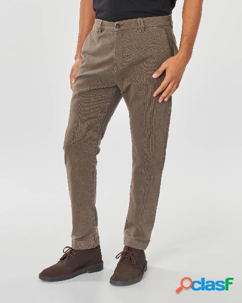 Pantalone chino marrone in tessuto diagonale di cotone