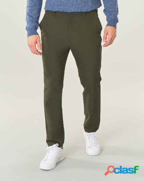 Pantalone chino verde militare in tessuto tecnico