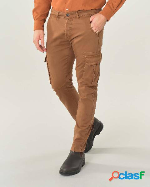 Pantalone combact cargo color cammello in gabardina di