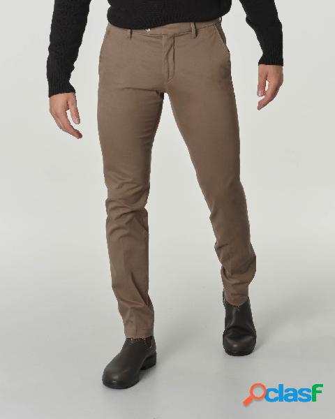 Pantaloni chino Brad color fango in gabardina di cotone