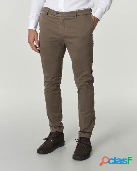 Pantaloni chino fango in misto cotone e modal stretch