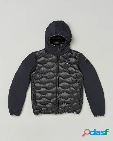 Piumino nero in nylon trapuntato a onde con cappuccio e