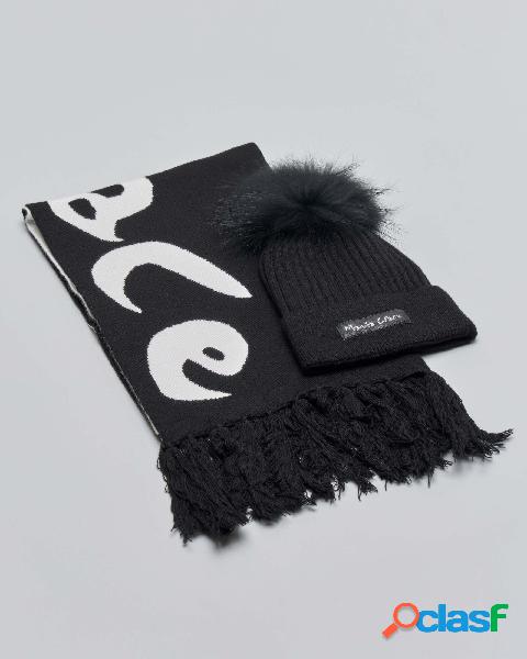 Set composto da berretto nero con pompon e sciarpa nera con