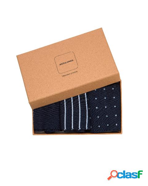 Set composto da tre calzini blu in diverse fantasie