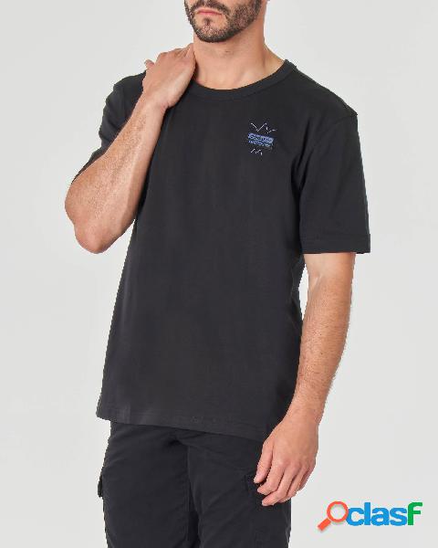 T-shirt nera in jersey con patch con doppio logo applicato